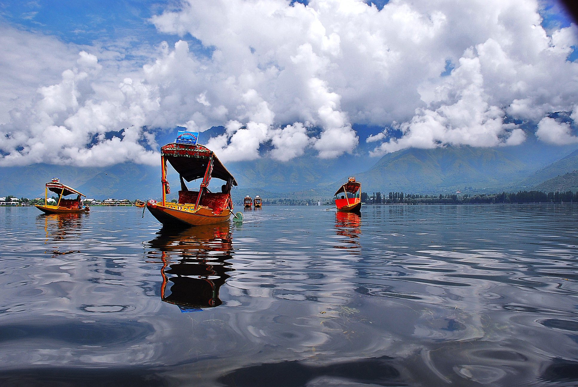 Srinagar - Pahalgam (92 Kms )